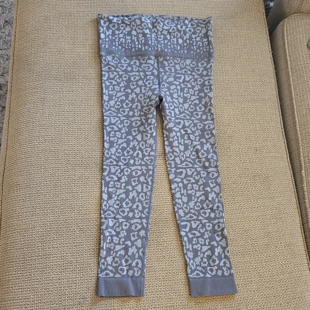 NWOT FREE PEOPLE MOVEMENT Gray Leopard Print Cropped Leggings